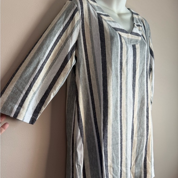 d&co. Striped V-Neck Blouse - Picture 2 of 8